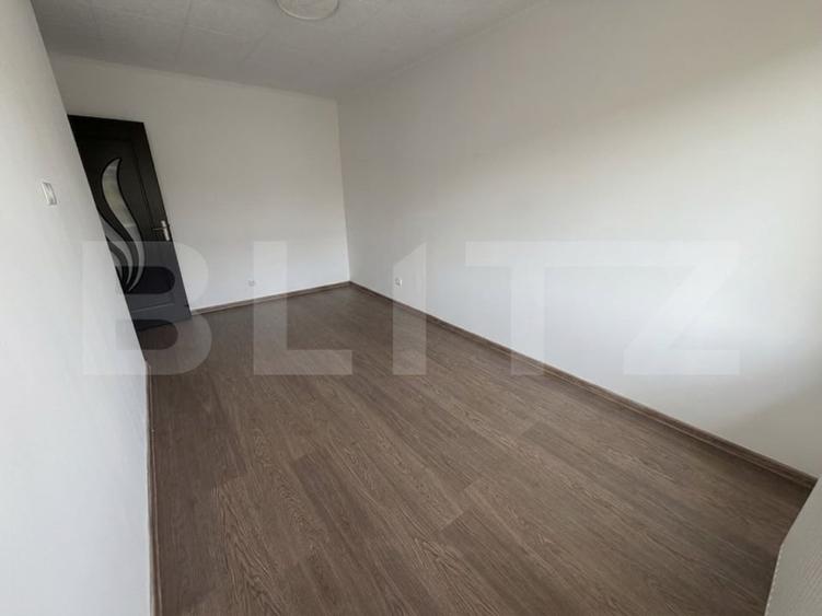 Apartament cu 4 camere semidecomandat în Florești
