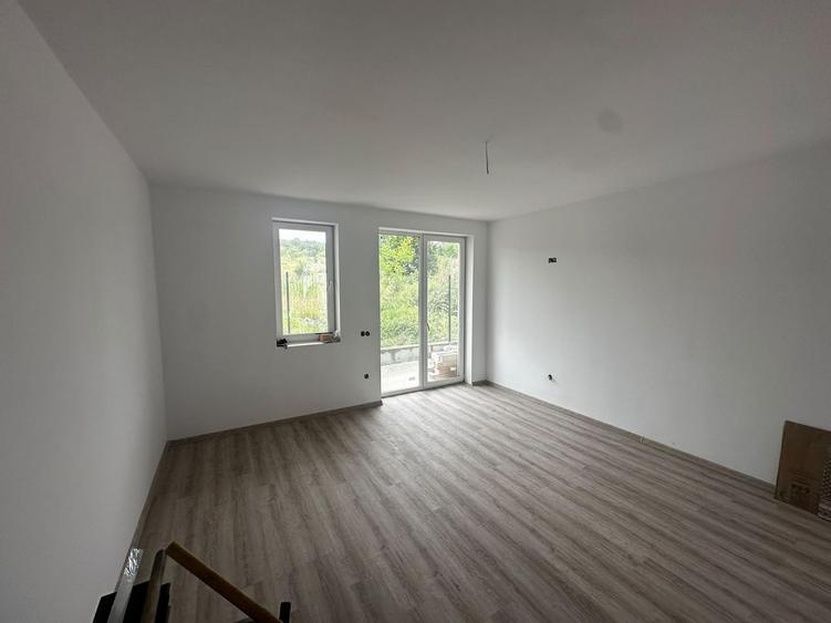 Duplex cu 5 camere cu Canalizare în Exterior Vest