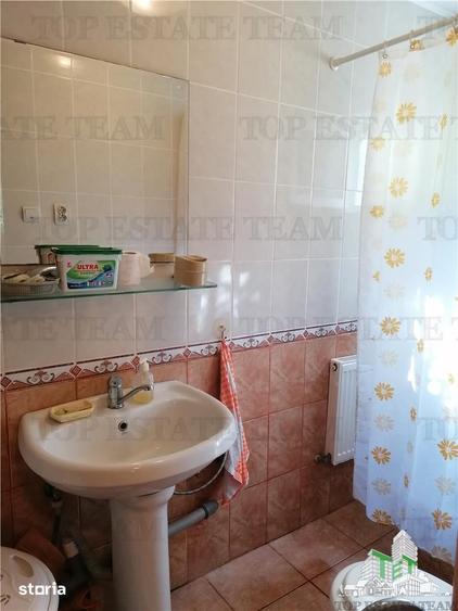 Casă cu 7 camere cu Teren 825 Mp în Păcureți