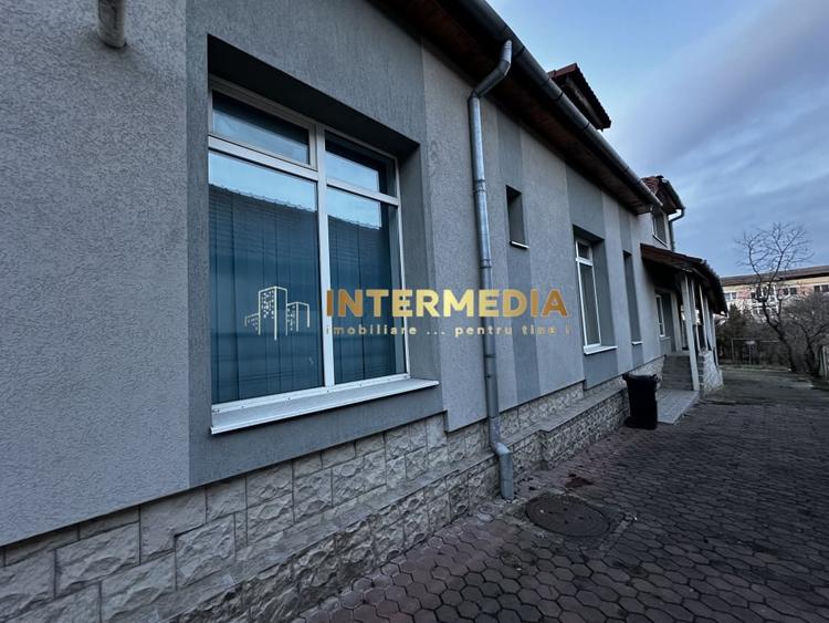 Casă individuală cu 7 camere cu Canalizare în Central