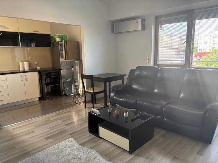 Apartament cu 2 camere semidecomandat, mobilat în 1 Mai
