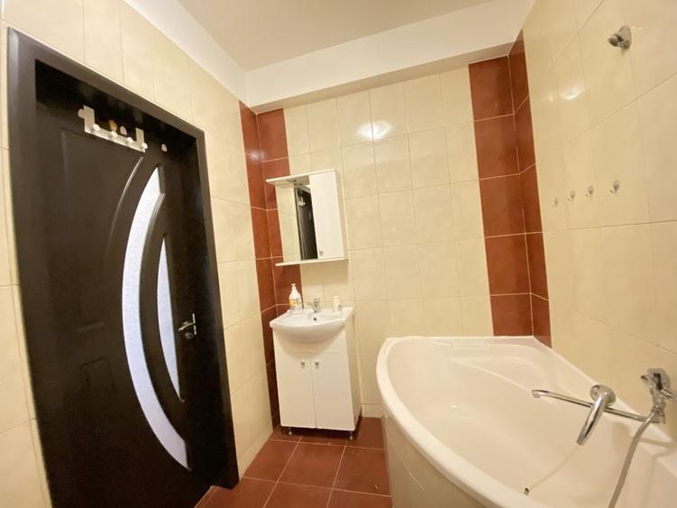 Garsonieră decomandată în Roșu