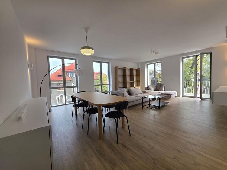 Apartament cu 3 camere în P-ța Universității