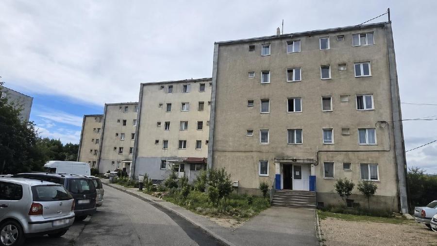 Apartament cu 3 camere semidecomandat în Aghireșu-Fabrici