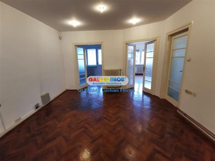 Apartament cu 4 camere decomandat în Calea Victoriei