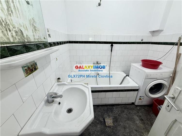 Casă cu 5 camere cu Garaj în Central