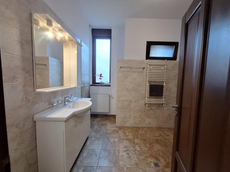 Apartament cu 3 camere decomandat, mobilat în Lipovei