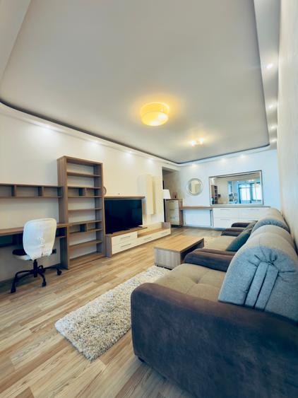 Apartament cu 3 camere decomandat în Tractorul