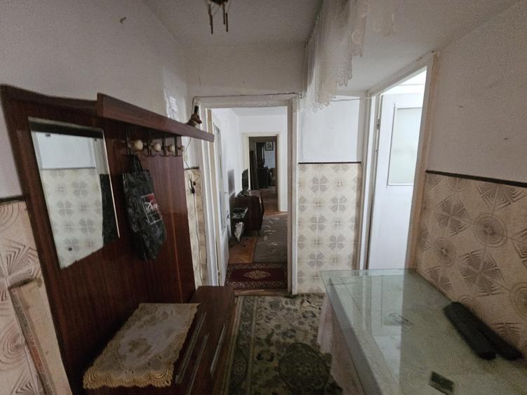 Apartament cu 3 camere semidecomandat în Cetății