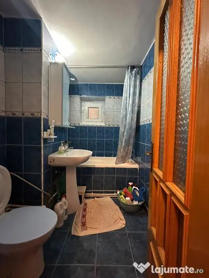Apartament cu 3 camere semidecomandat în Buzaului
