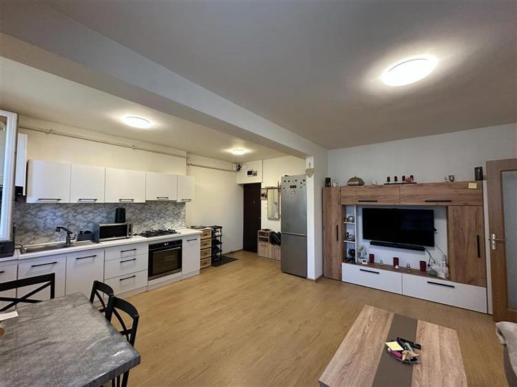 Apartament cu 2 camere semidecomandat în Moroasa 2