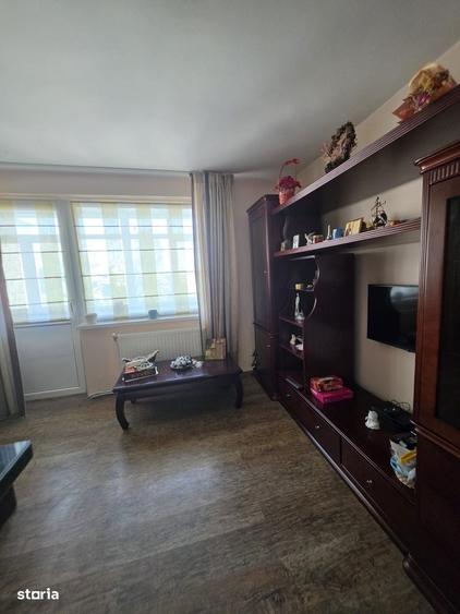 Apartament cu 3 camere decomandat în Cornișa