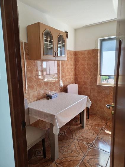 Apartament cu 3 camere semidecomandat în Sulina