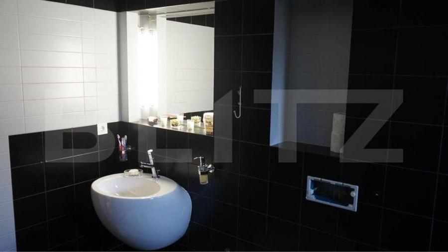 Apartament cu 5 camere decomandat în Policlinica