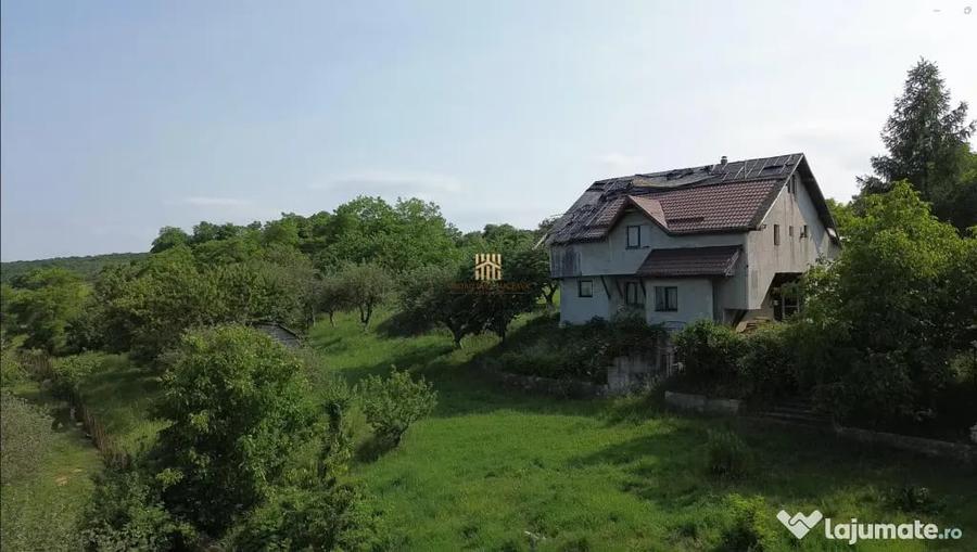 Teren de 4863 mp, în Adâncata