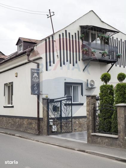 Casă cu 9 camere cu Teren 370 Mp în Central