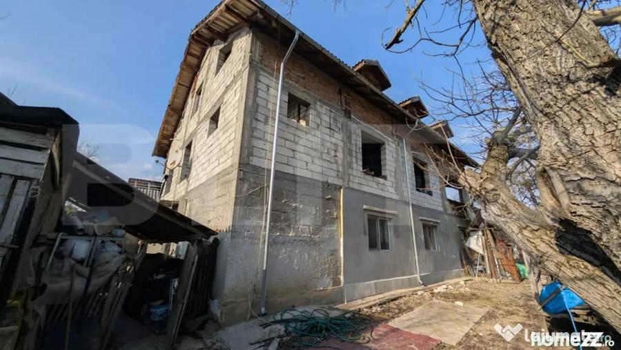 Casă cu 7 camere cu Teren 1656 Mp în Central
