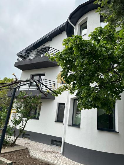 Casă individuală cu 9 camere cu Canalizare în Drumul Taberei