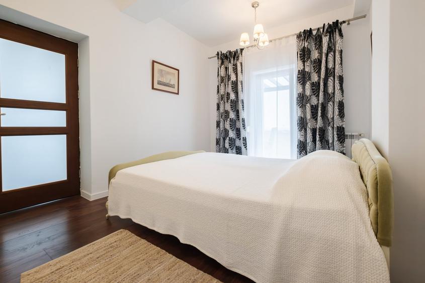 Apartament cu 4 camere semidecomandat, mobilat în Peninsula