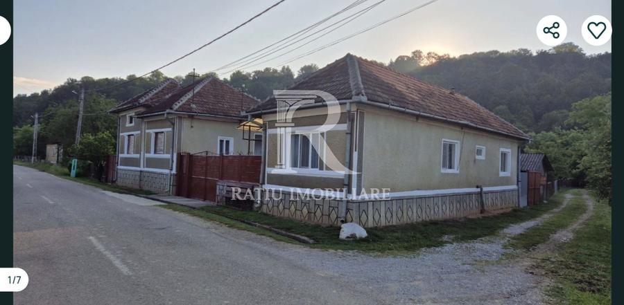 Casă individuală cu 6 camere cu Canalizare în Sitani
