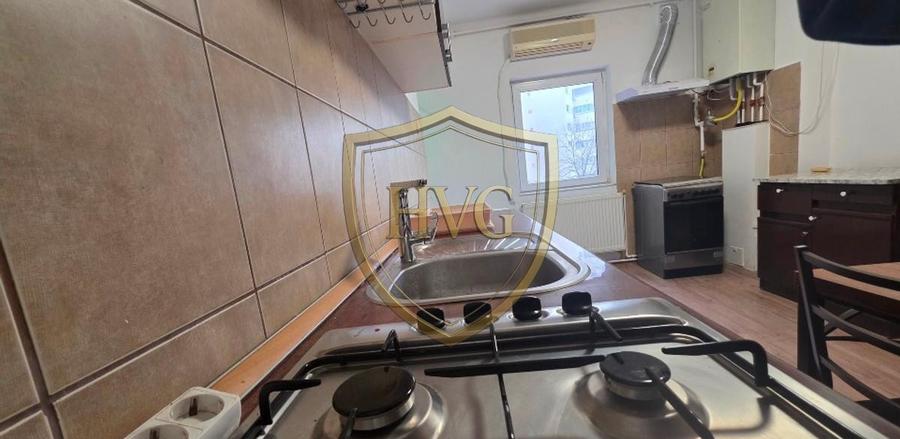 Apartament cu 3 camere semidecomandat, mobilat în 13 Septembrie