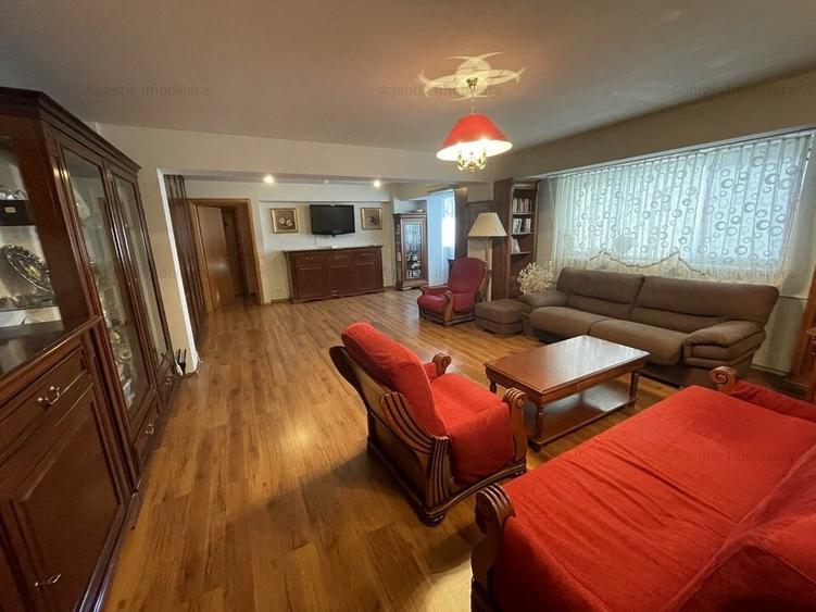Apartament cu 3 camere semidecomandat, mobilat în P-ța Victoriei
