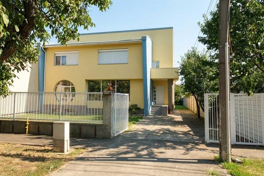 Casă cu 4 camere în Central