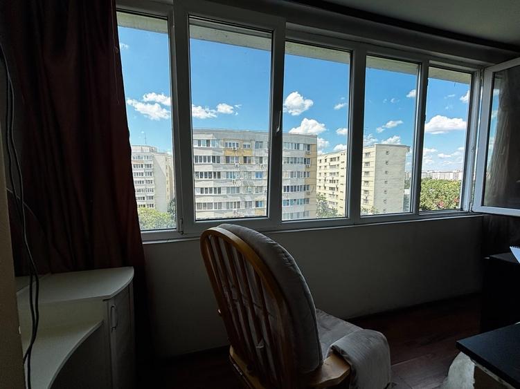 Apartament cu 3 camere semidecomandat în Obor