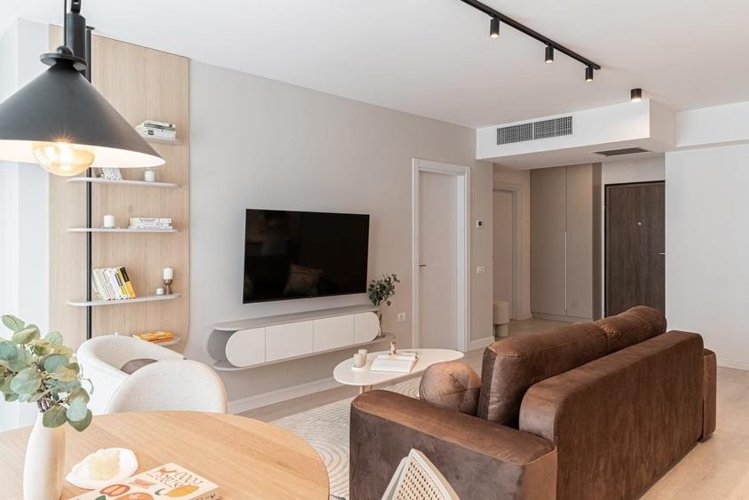 Apartament cu 3 camere semidecomandat, mobilat în Pipera