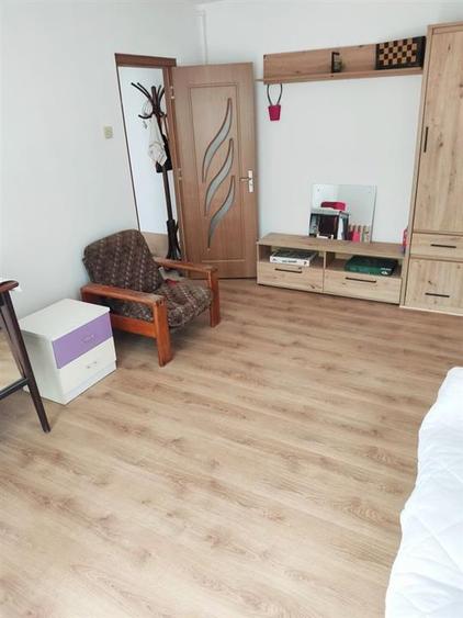 Apartament cu 3 camere semidecomandat, mobilat în Dacia