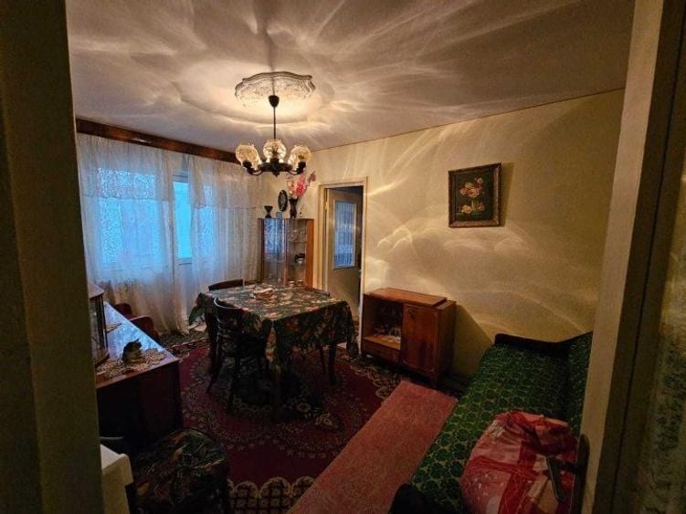 Apartament cu 3 camere semidecomandat în Km 4-5