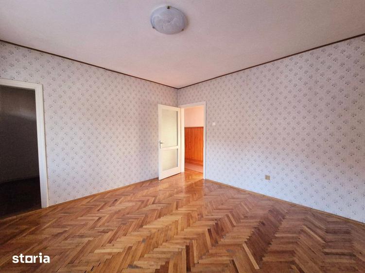 Casă cu 5 camere cu Teren 3581 Mp în Central