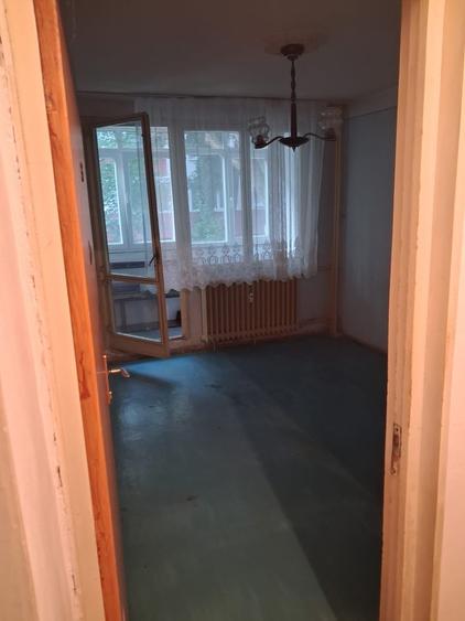Apartament cu 3 camere semidecomandat în Berceni