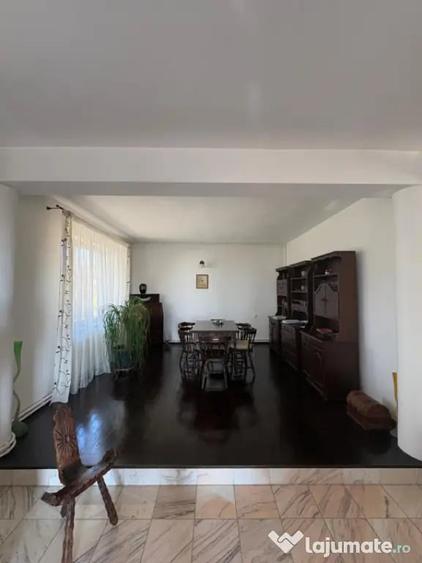 Casă cu 5 camere cu Teren 1500 Mp în Central