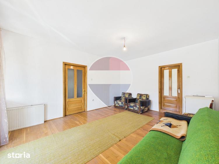 Casă cu 6 camere cu Teren 2208.64 Mp în Central