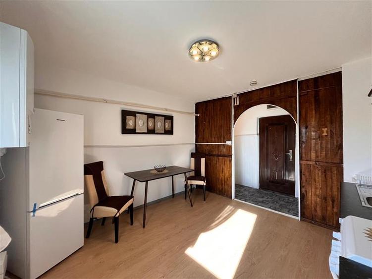 Apartament cu 2 camere semidecomandat, mobilat în Central