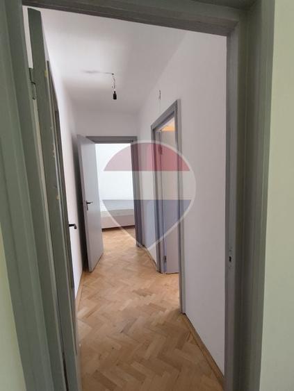 Apartament cu 3 camere semidecomandat, mobilat în Central