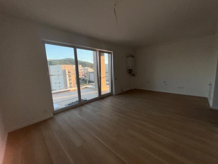 Apartament cu 3 camere semidecomandat în Florești