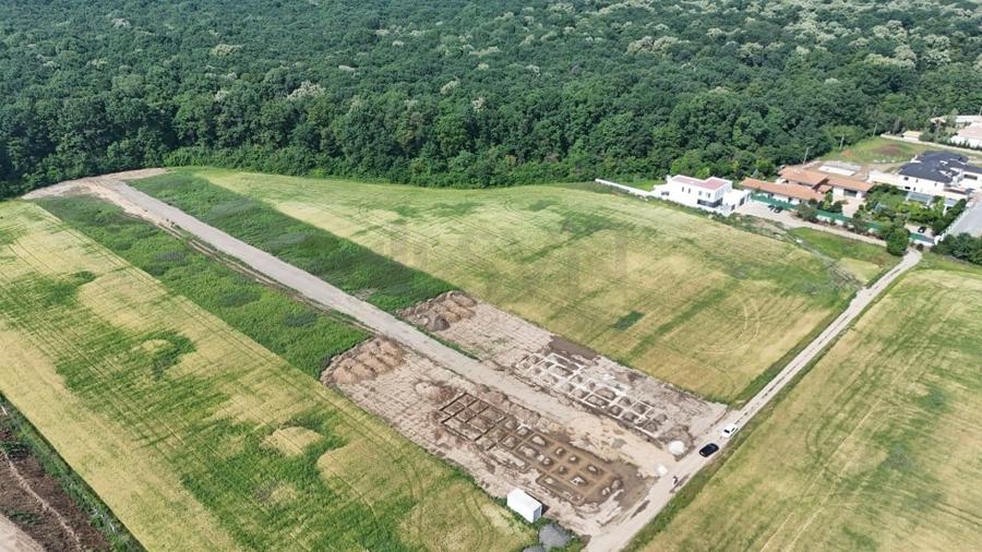 Teren agricol intravilan de 9400 mp, în Tunari