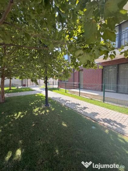 Apartament cu 2 camere decomandat, mobilat în Malu Mare