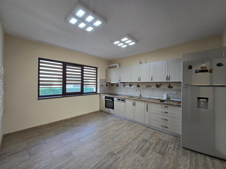 Casă individuală cu 6 camere cu Canalizare în Florești