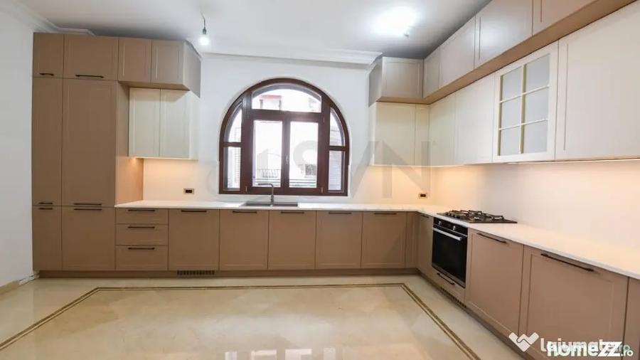 Casă cu 7 camere cu Teren 468 Mp în Cotroceni