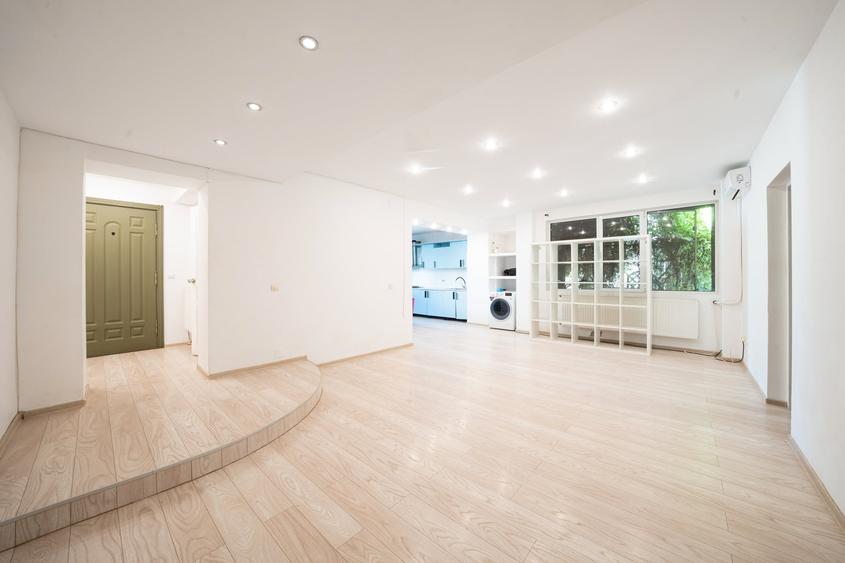 Apartament cu 3 camere semidecomandat, mobilat în Mihai Bravu