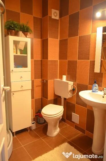 Apartament cu 3 camere decomandat în Poiana Țapului