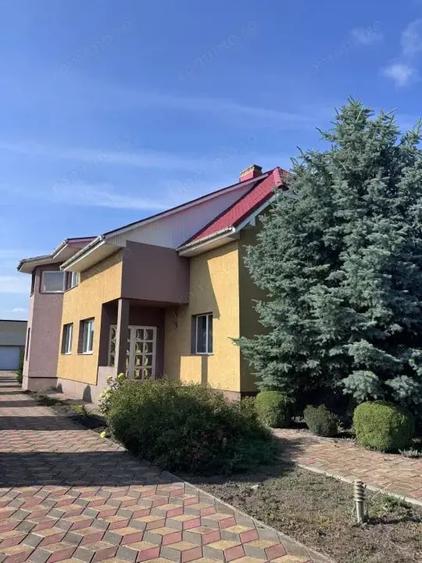 Casă cu Teren 2500 Mp în Siret