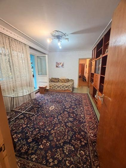 Apartament cu 3 camere semidecomandat în Berceni