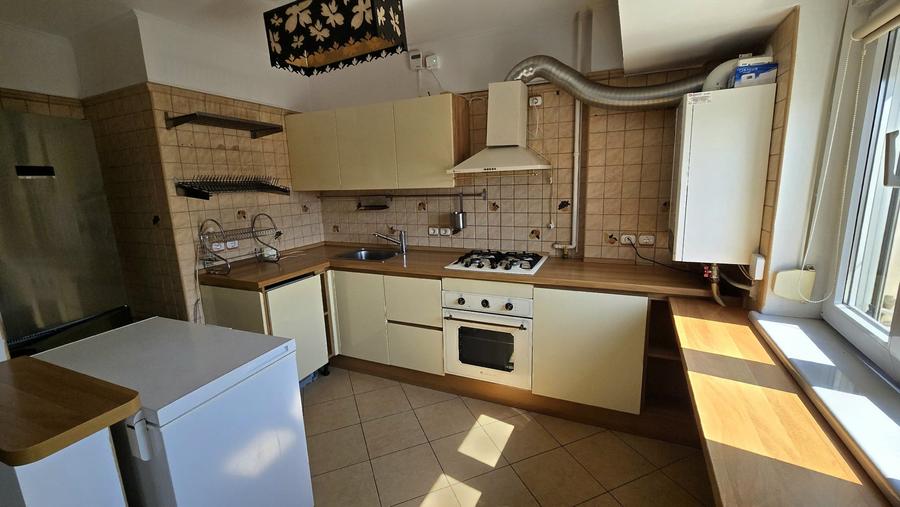 Apartament cu 4 camere semidecomandat, mobilat în Alba Iulia