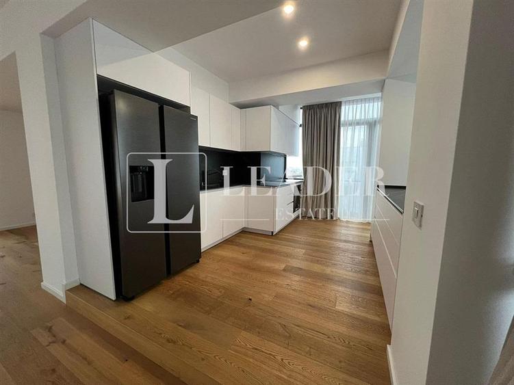Apartament cu 4 camere semidecomandat, mobilat în Romană