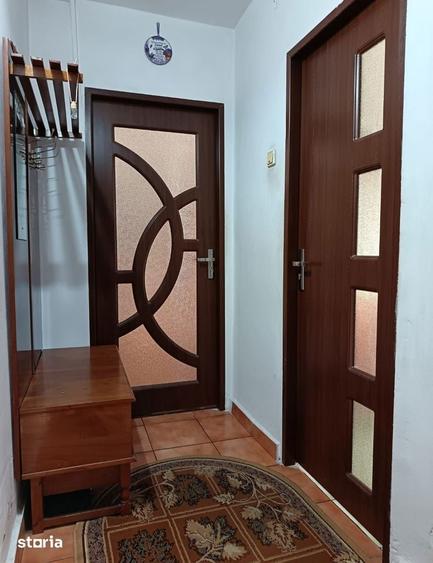 Apartament cu 3 camere semidecomandat în Calea București