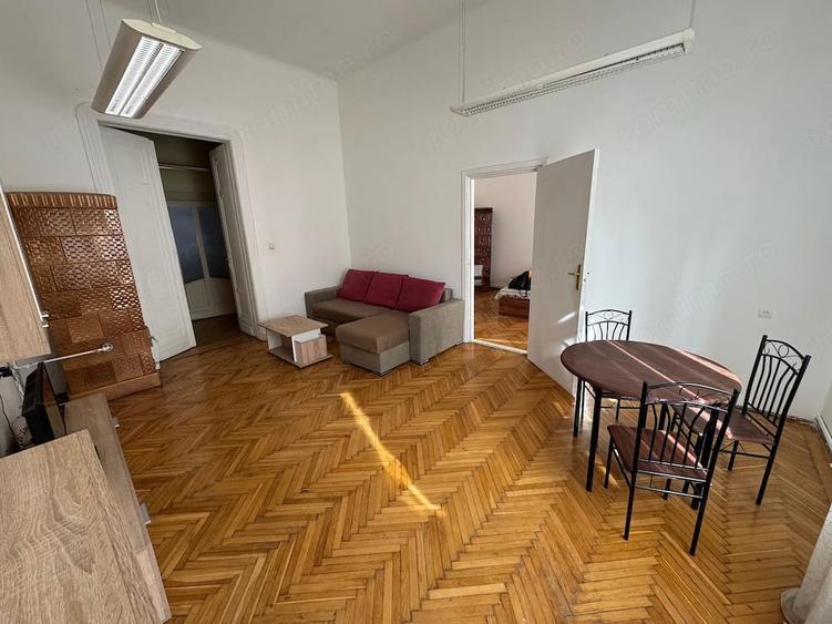 Apartament cu 3 camere semidecomandat în P-ța Unirii
